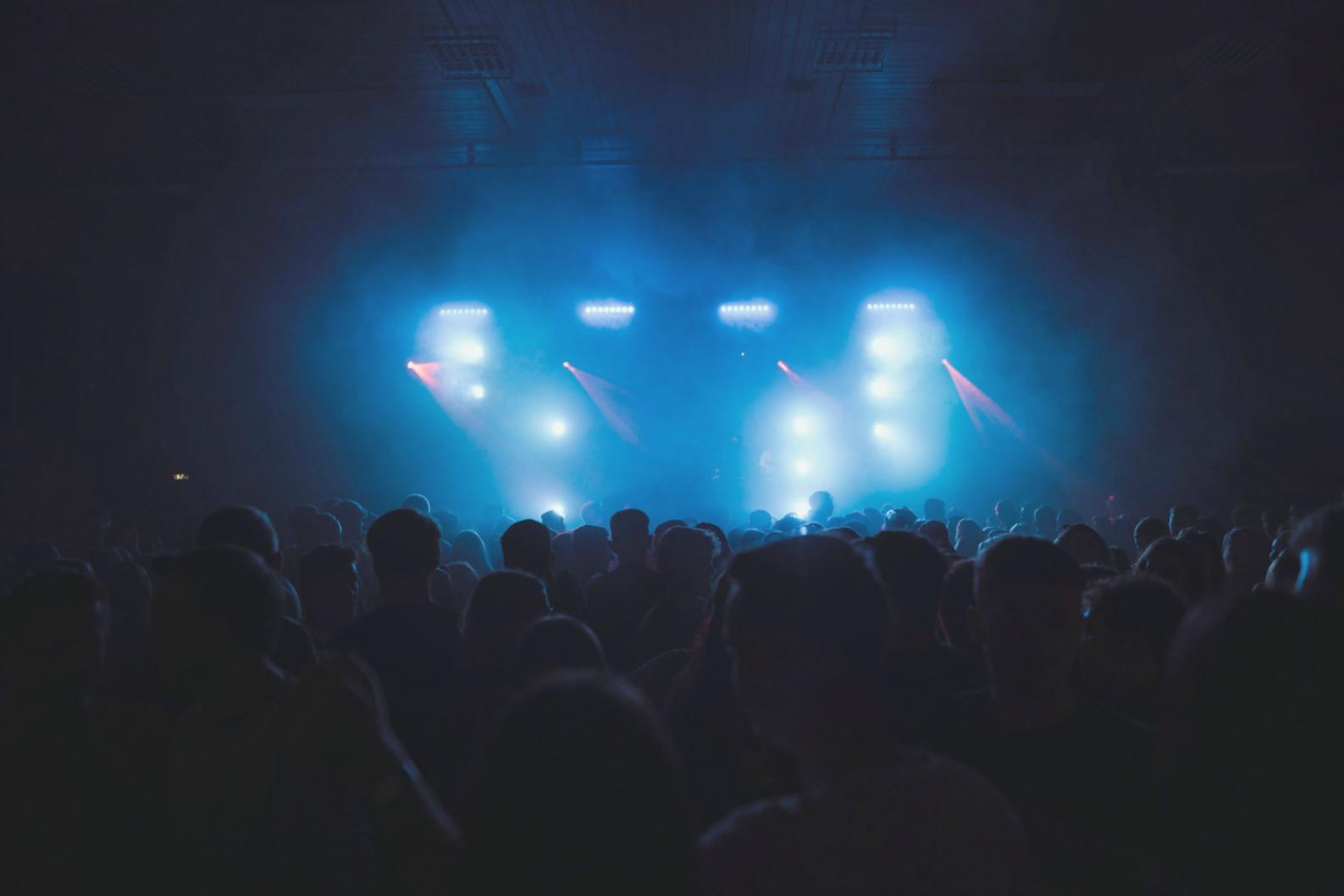 Estudiantes colaborando en proyecto de sonido en vivo